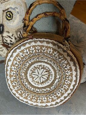 Chico’s Beach ready! ADORABLE straw, pearl, bamboo with natural Shell handbag